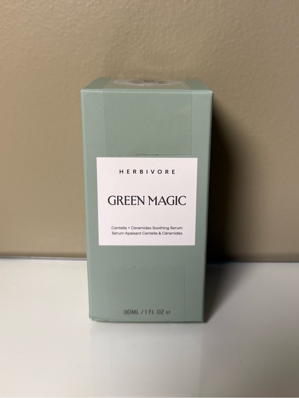 HERBIVORE GREEN MAGIC
Centella + Ceramides Soothing Face Serum